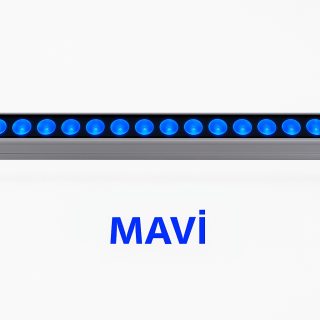 **Fotoğraf için Alternatif Metin (Alt Text):** 60 cm uzunluğunda, 18 LED’li mavi renkli dış mekan wallwasher armatür. Gri alüminyum kasası ve 30° dar açılı lens yapısıyla duvar yüzeylerinde güçlü mavi ışık efekti oluşturur.